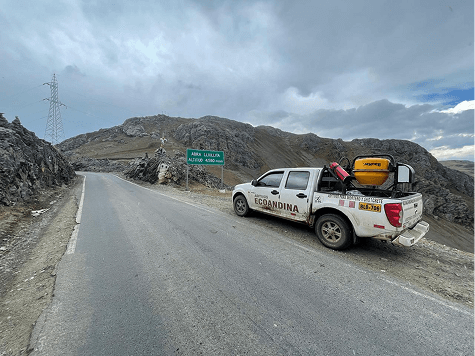 Camión mezclador de concreto en sitio de construcción
